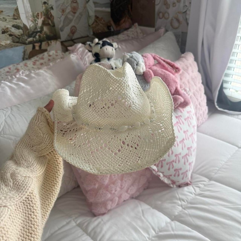 white cowgirl hat‎